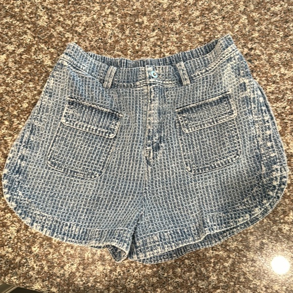 Textured denim shorts! Front pockets, tulip side hem design w/ side slits. - Picture 7 of 9